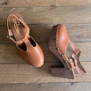 Sbicca vintage collection tan t strap clogs || EU 39